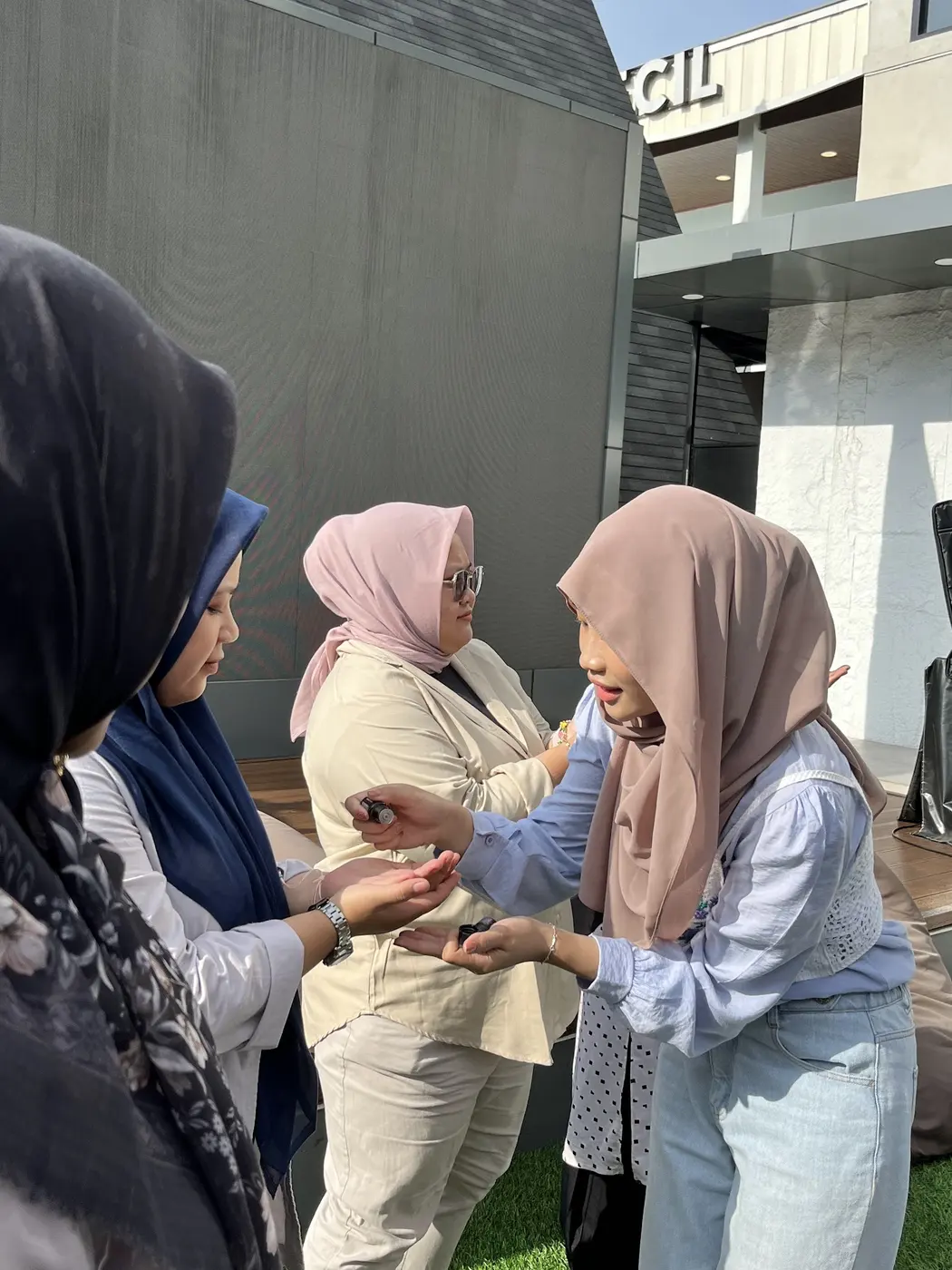Peserta berlatih merasakan energi lewat telapak tangan