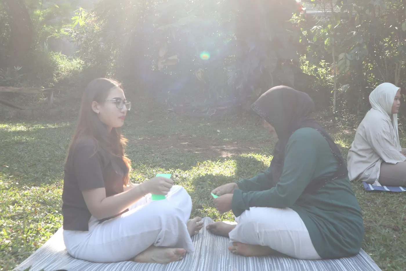 Sesi berbagi di bawah cahaya pagi