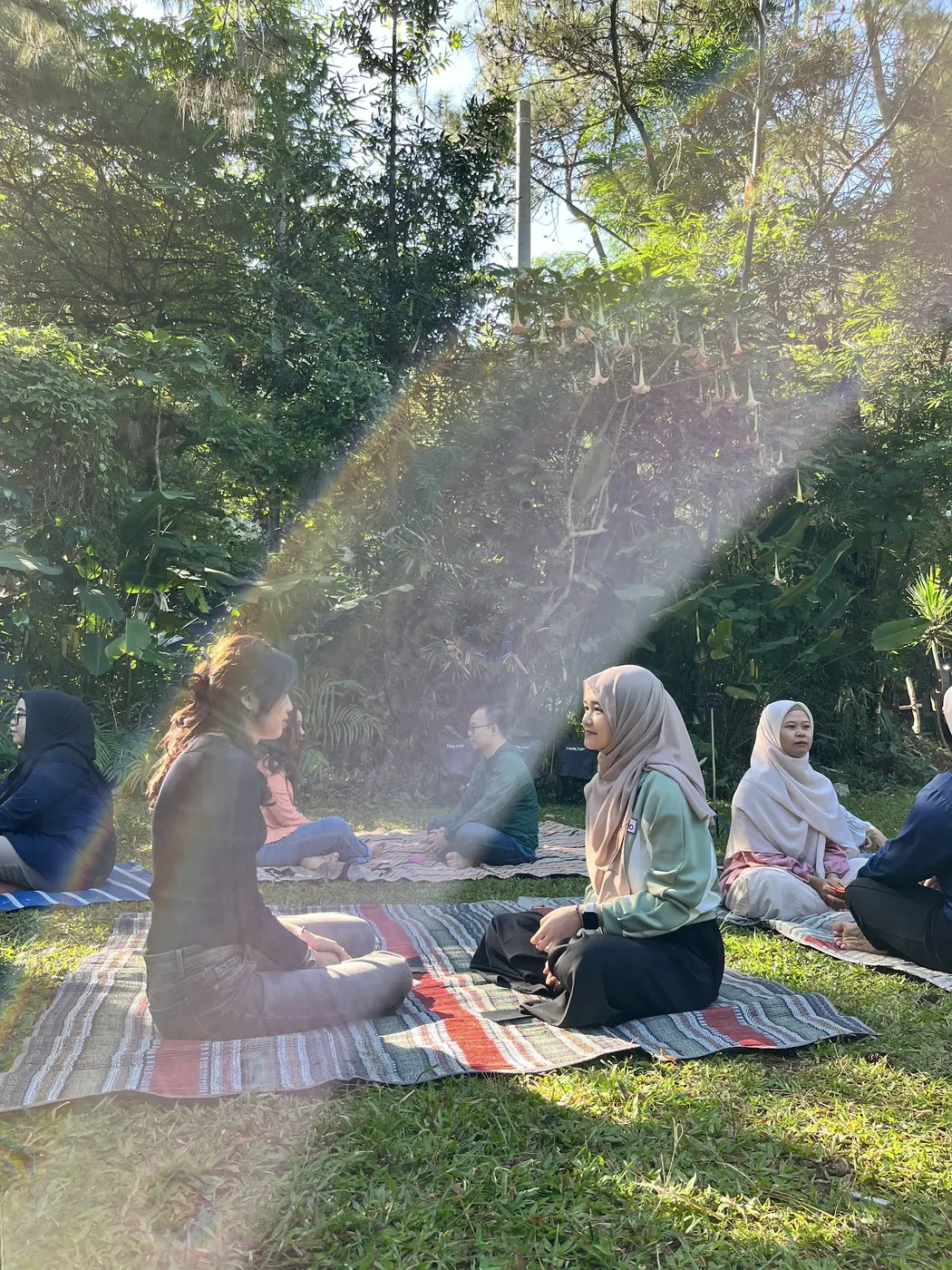 Meditasi pagi diterpa cahaya matahari