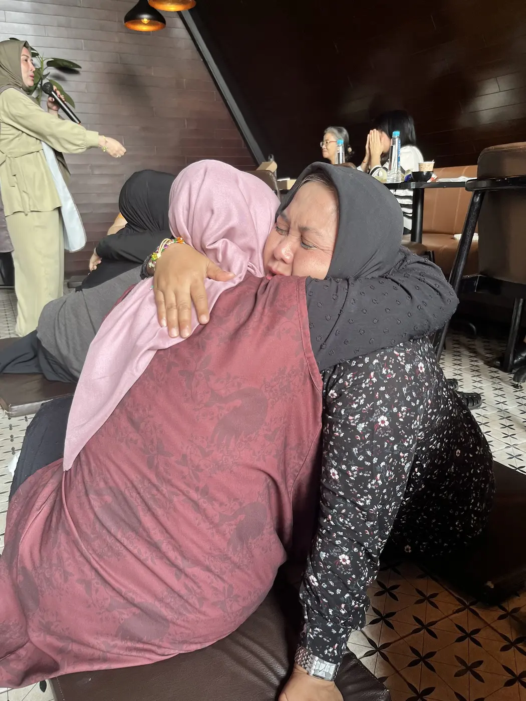 Dua peserta saling berpelukan hangat