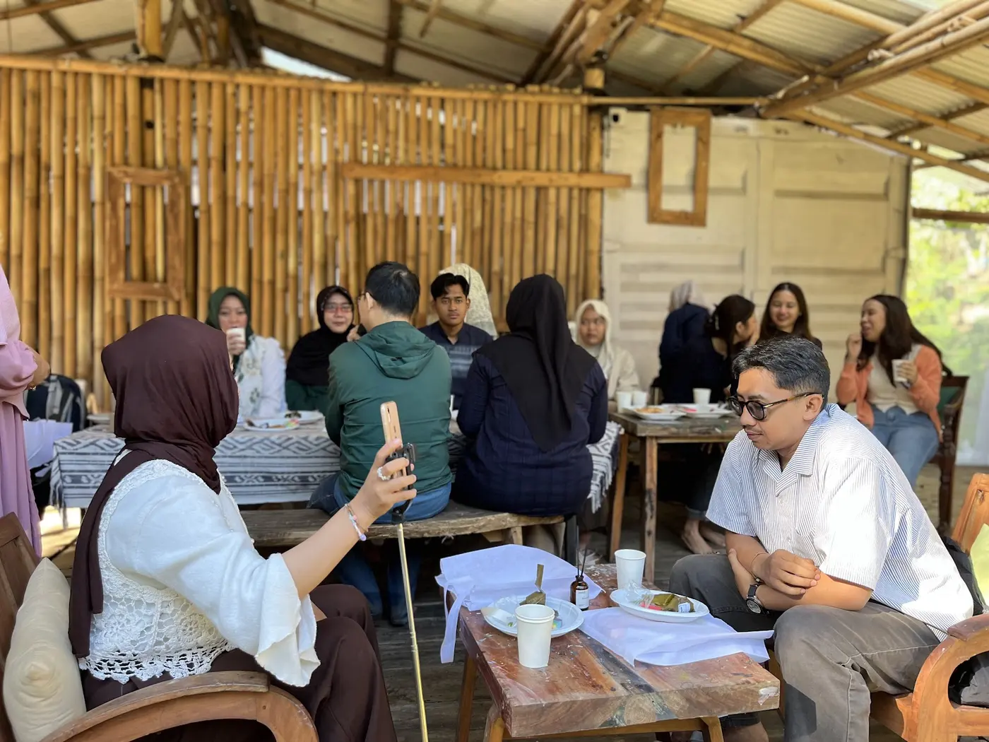 Diskusi santai saat retreat