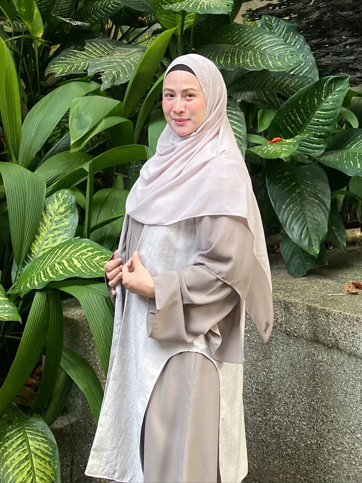 Santi Yuliany di taman