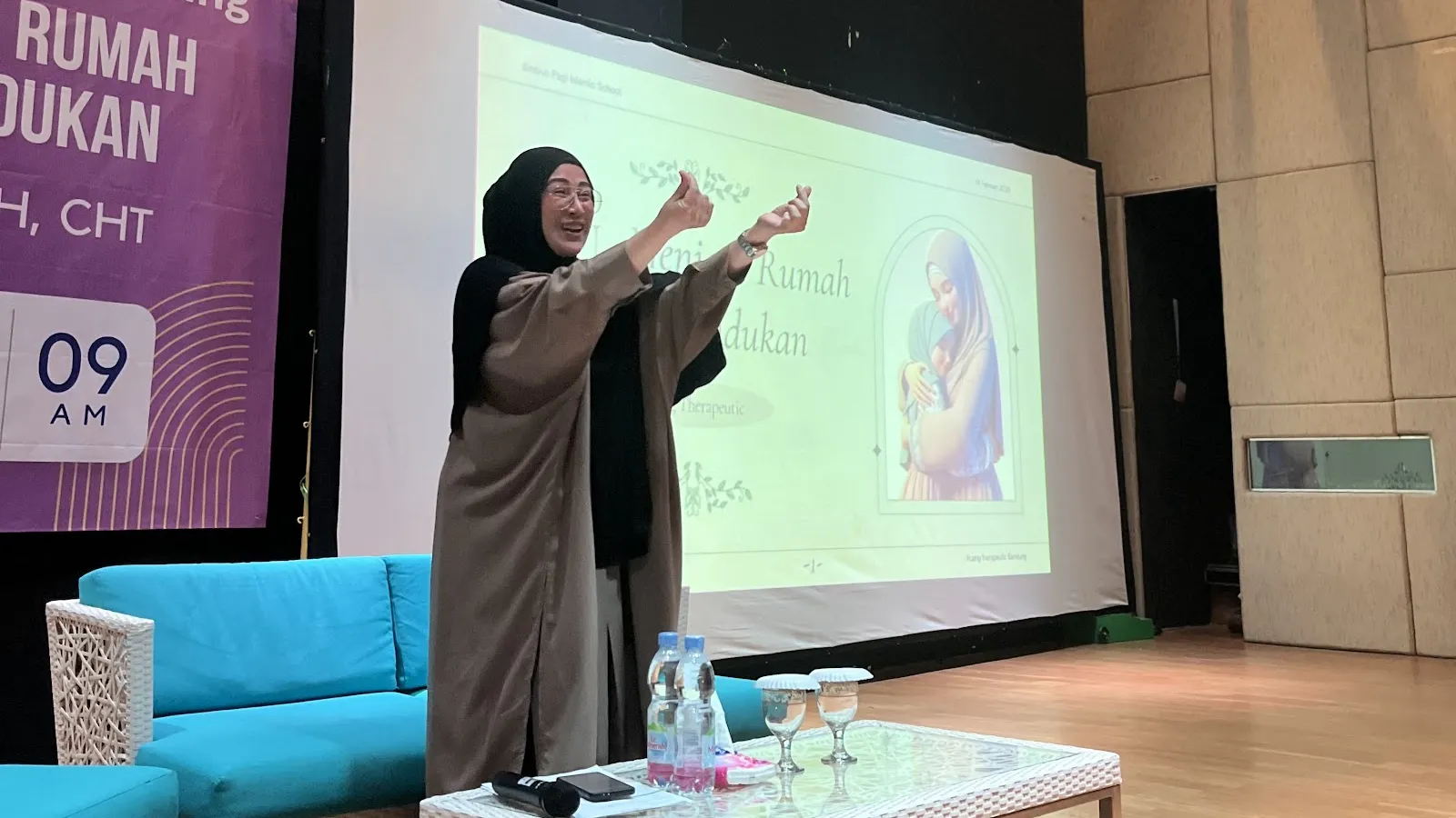 Santi Yuliany membawakan Kajian Parenting di atas panggung