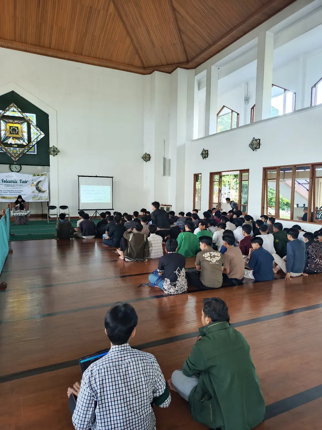 Peserta mengikuti kegiatan di aula